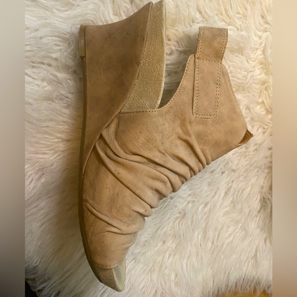 Earthier, leather upper very comfortable wedge heal, open toe shoe. - Picture 3 of 8